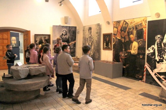 Під час екскурсії в Музеї Івана Гончара
